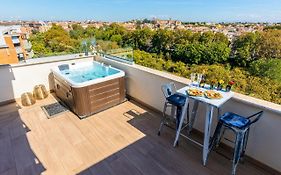 Penthouse With A Panoramic Rooftop In Trastevere With Seasonally Jacuzzi