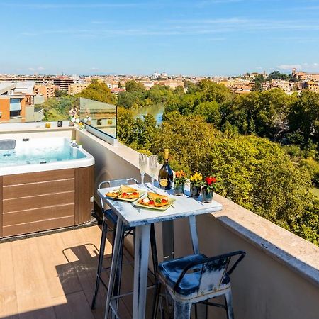Penthouse With A Panoramic Rooftop In Trastevere With Seasonally Jacuzzi Rome Exterior photo