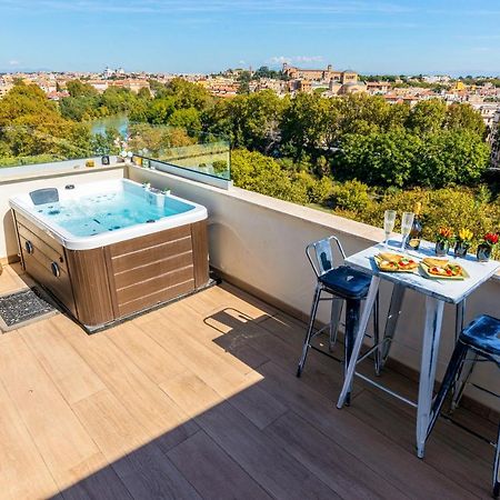 Penthouse With A Panoramic Rooftop In Trastevere With Seasonally Jacuzzi Rome Exterior photo