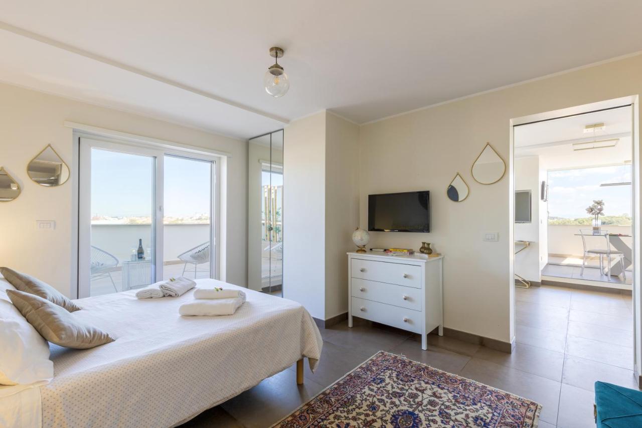 Penthouse With A Panoramic Rooftop In Trastevere With Seasonally Jacuzzi Rome Exterior photo