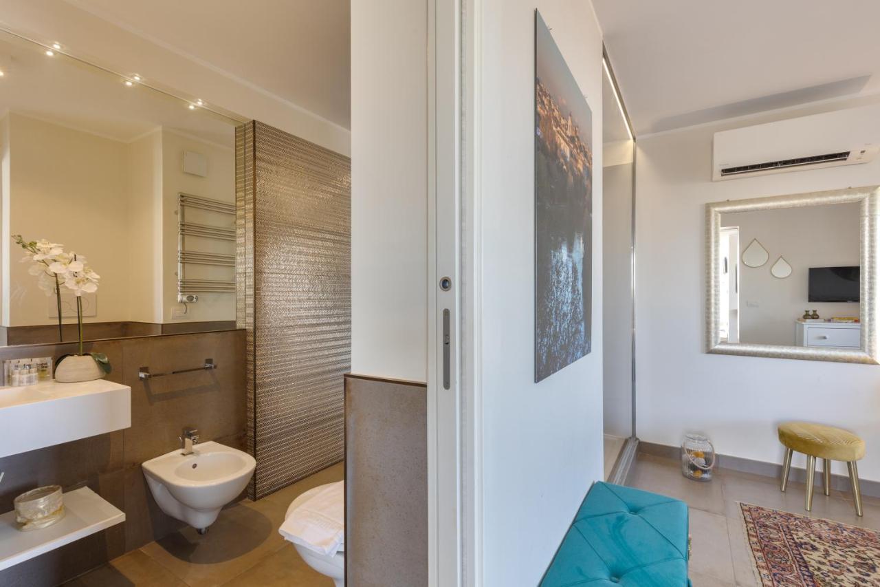 Penthouse With A Panoramic Rooftop In Trastevere With Seasonally Jacuzzi Rome Exterior photo
