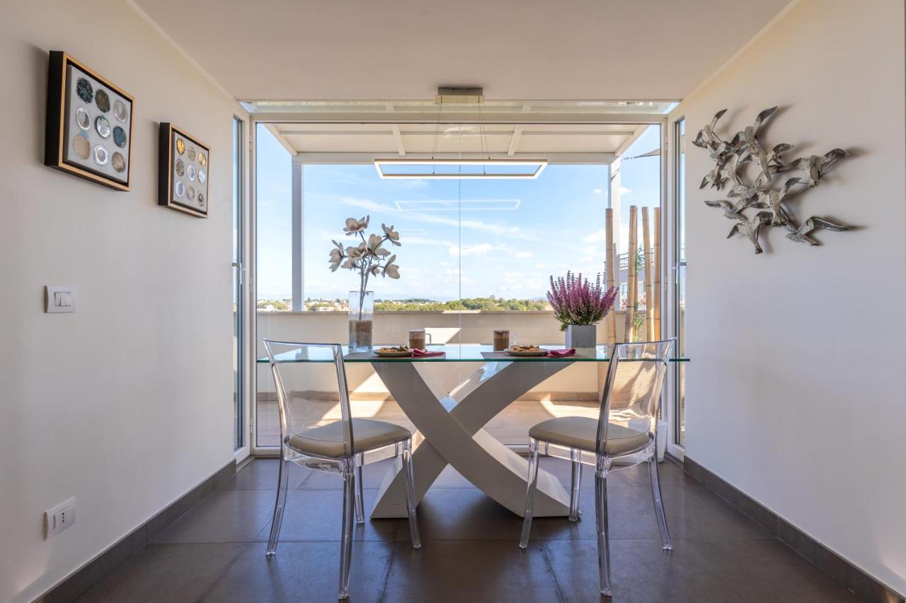Penthouse With A Panoramic Rooftop In Trastevere With Seasonally Jacuzzi Rome Exterior photo