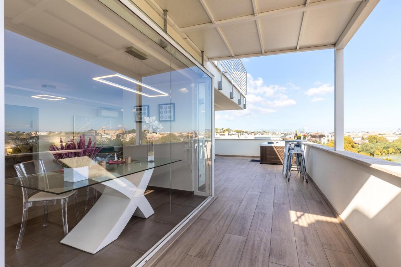 Penthouse With A Panoramic Rooftop In Trastevere With Seasonally Jacuzzi Rome Exterior photo