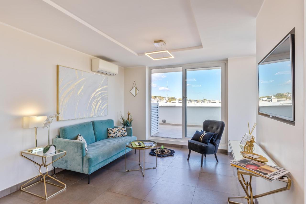 Penthouse With A Panoramic Rooftop In Trastevere With Seasonally Jacuzzi Rome Exterior photo