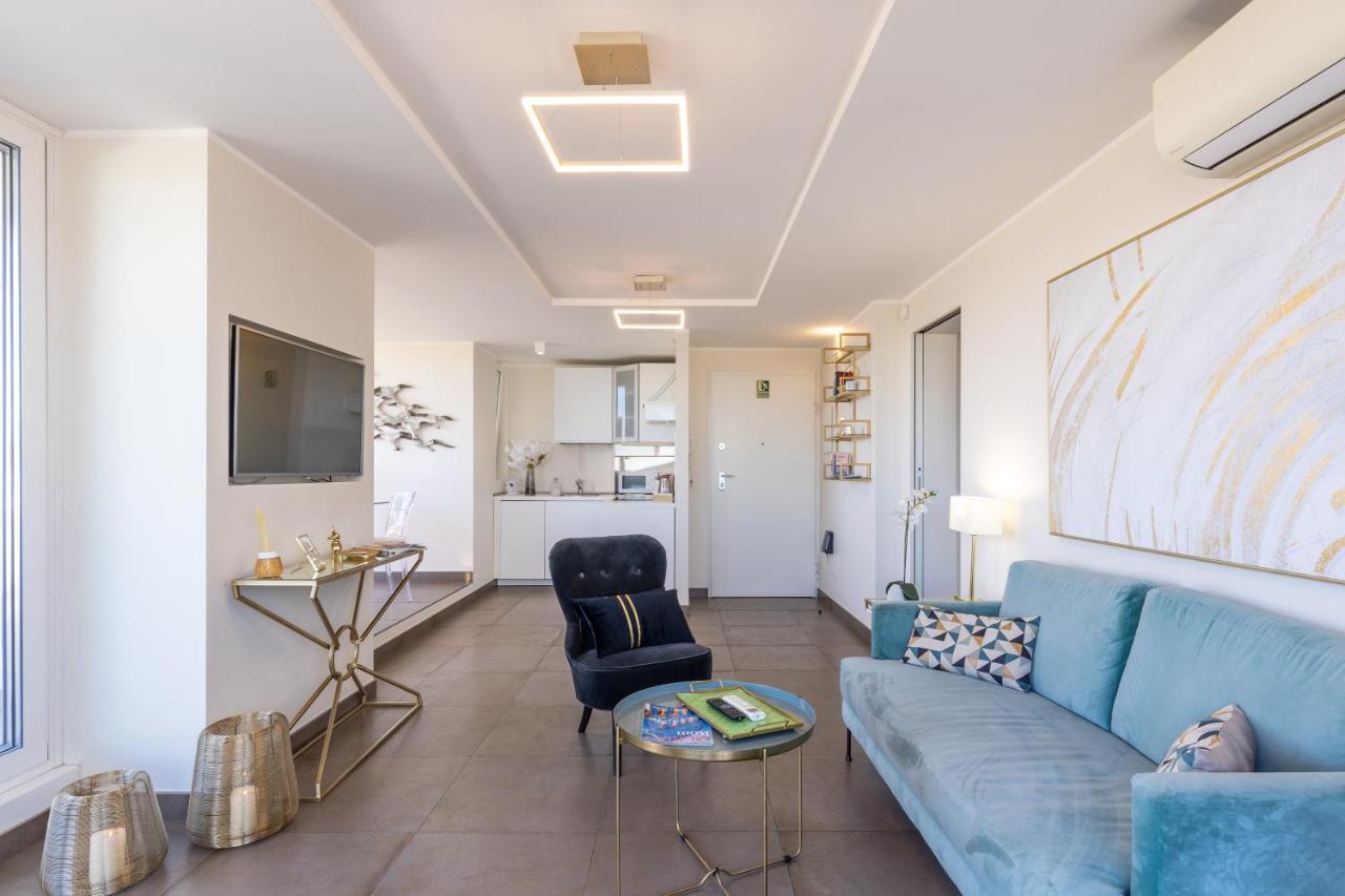 Penthouse With A Panoramic Rooftop In Trastevere With Seasonally Jacuzzi Rome Exterior photo
