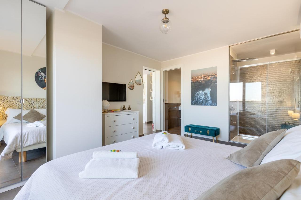 Penthouse With A Panoramic Rooftop In Trastevere With Seasonally Jacuzzi Rome Exterior photo