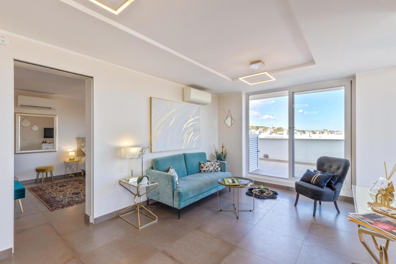 Penthouse With A Panoramic Rooftop In Trastevere With Seasonally Jacuzzi Rome Exterior photo