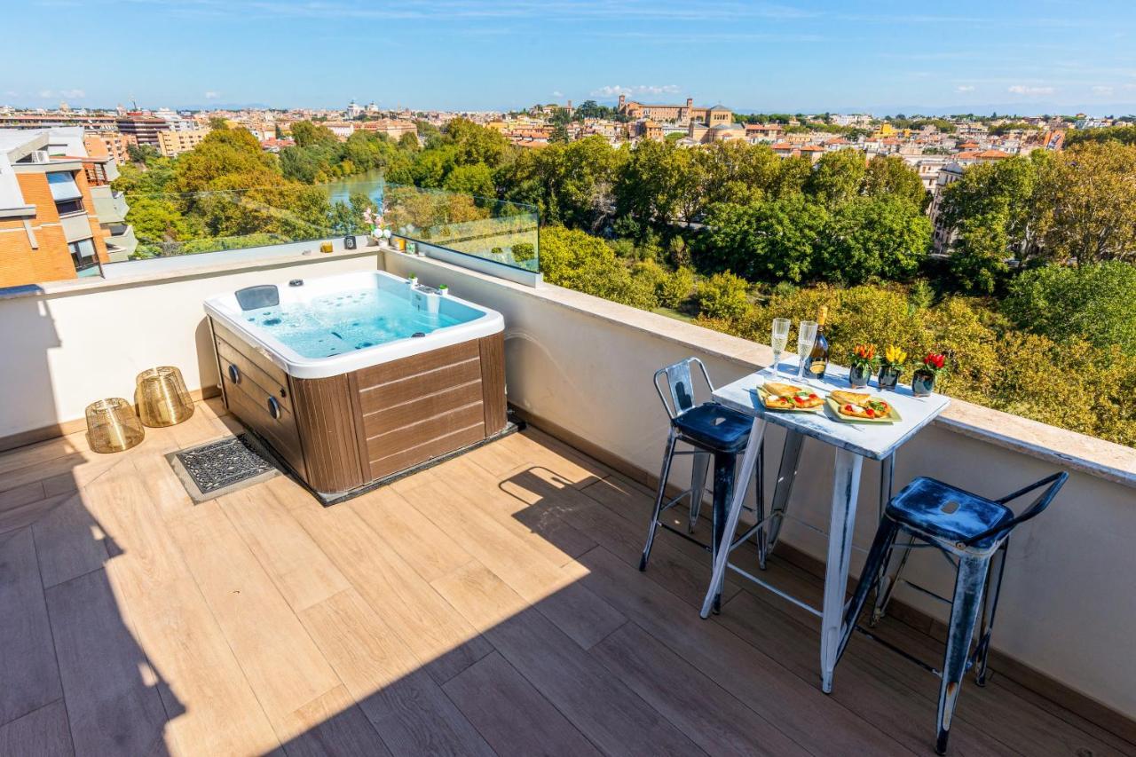 Penthouse With A Panoramic Rooftop In Trastevere With Seasonally Jacuzzi Rome Exterior photo