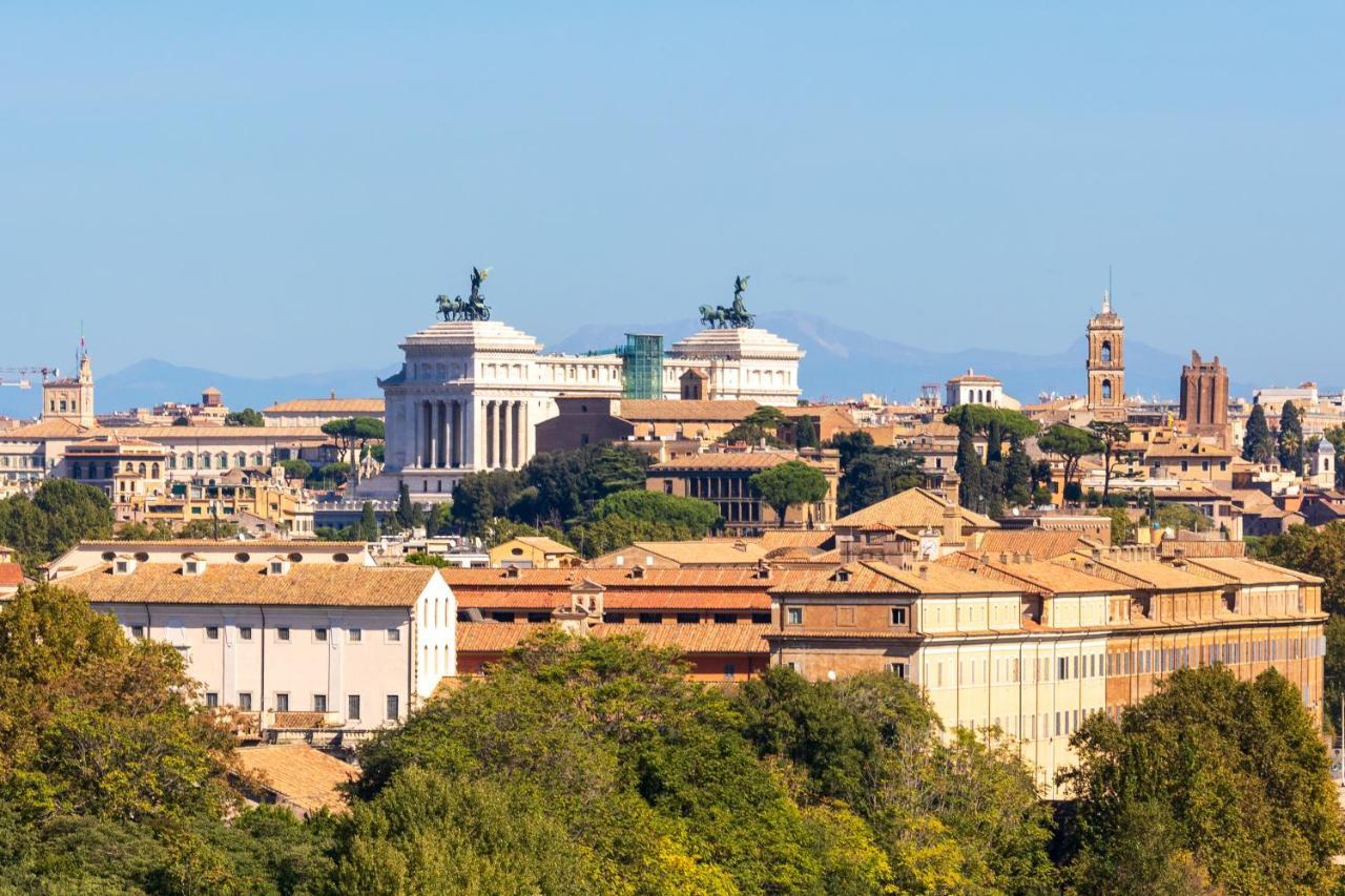 Penthouse With A Panoramic Rooftop In Trastevere With Seasonally Jacuzzi Rome Exterior photo