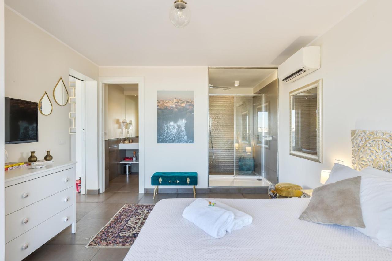 Penthouse With A Panoramic Rooftop In Trastevere With Seasonally Jacuzzi Rome Exterior photo