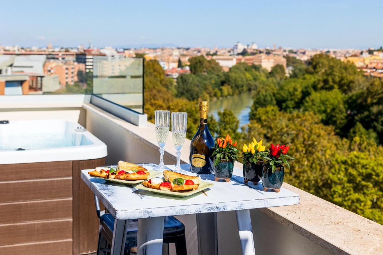 Penthouse With A Panoramic Rooftop In Trastevere With Seasonally Jacuzzi Rome Exterior photo