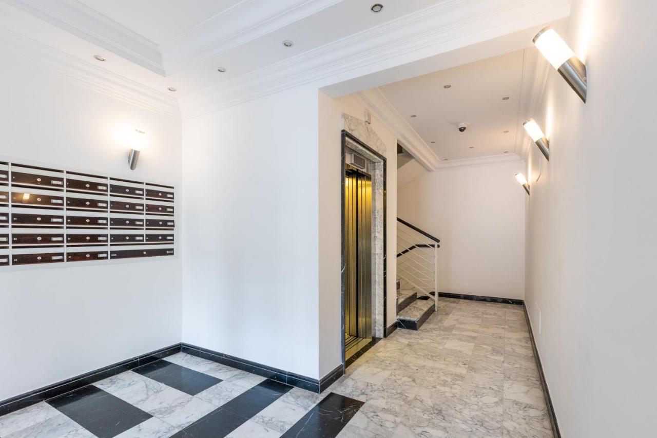 Penthouse With A Panoramic Rooftop In Trastevere With Seasonally Jacuzzi Rome Exterior photo