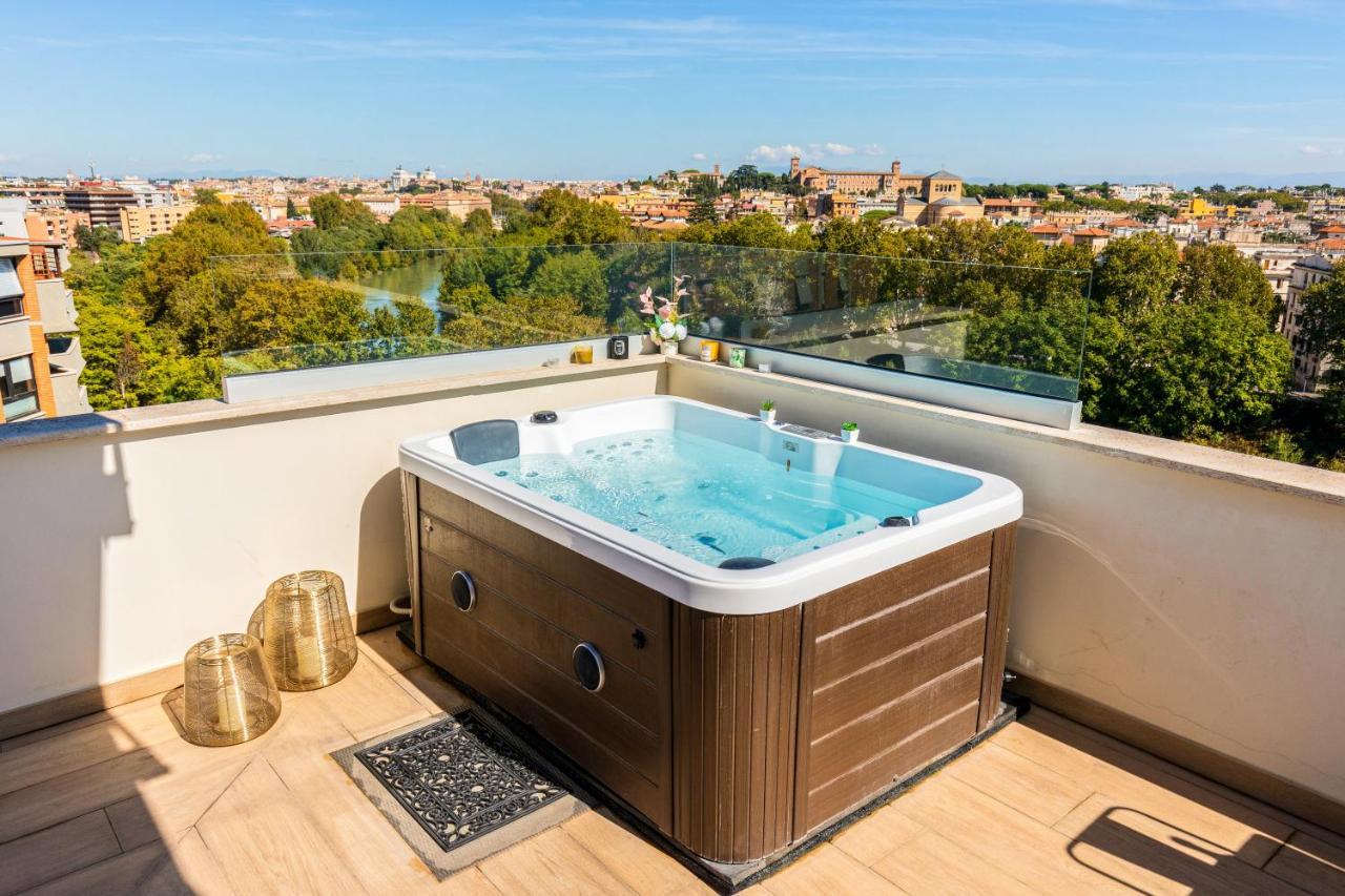 Penthouse With A Panoramic Rooftop In Trastevere With Seasonally Jacuzzi Rome Exterior photo