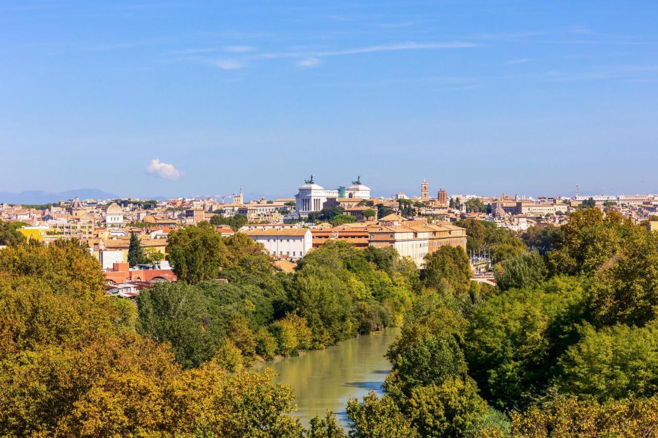 Penthouse With A Panoramic Rooftop In Trastevere With Seasonally Jacuzzi Rome Exterior photo